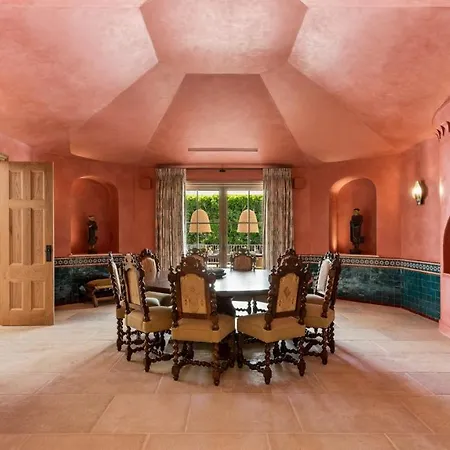 Lvone, In Verdiales, Golden Mile Villa